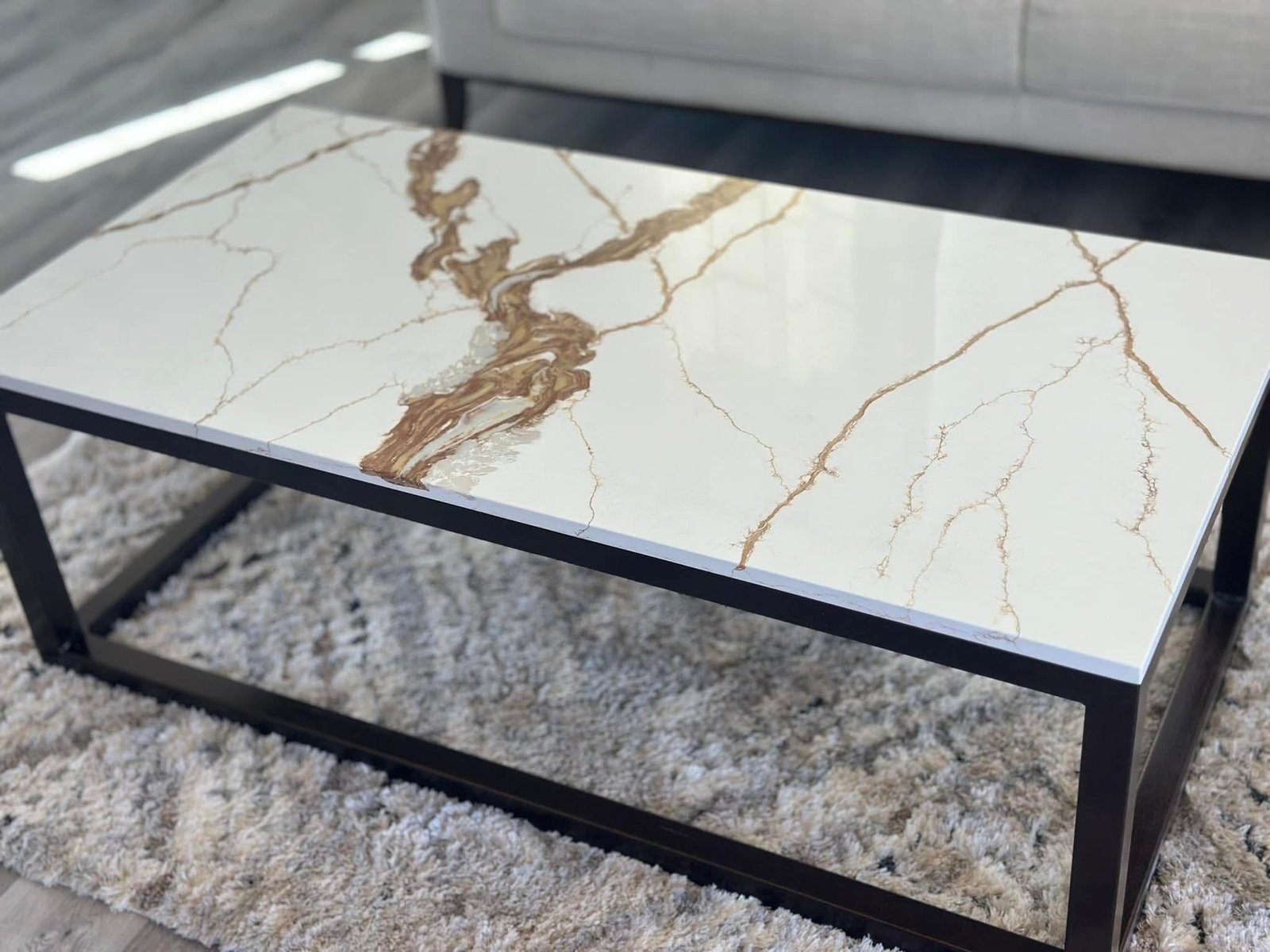 mesa-cuarzo-calacatta-magma-gold