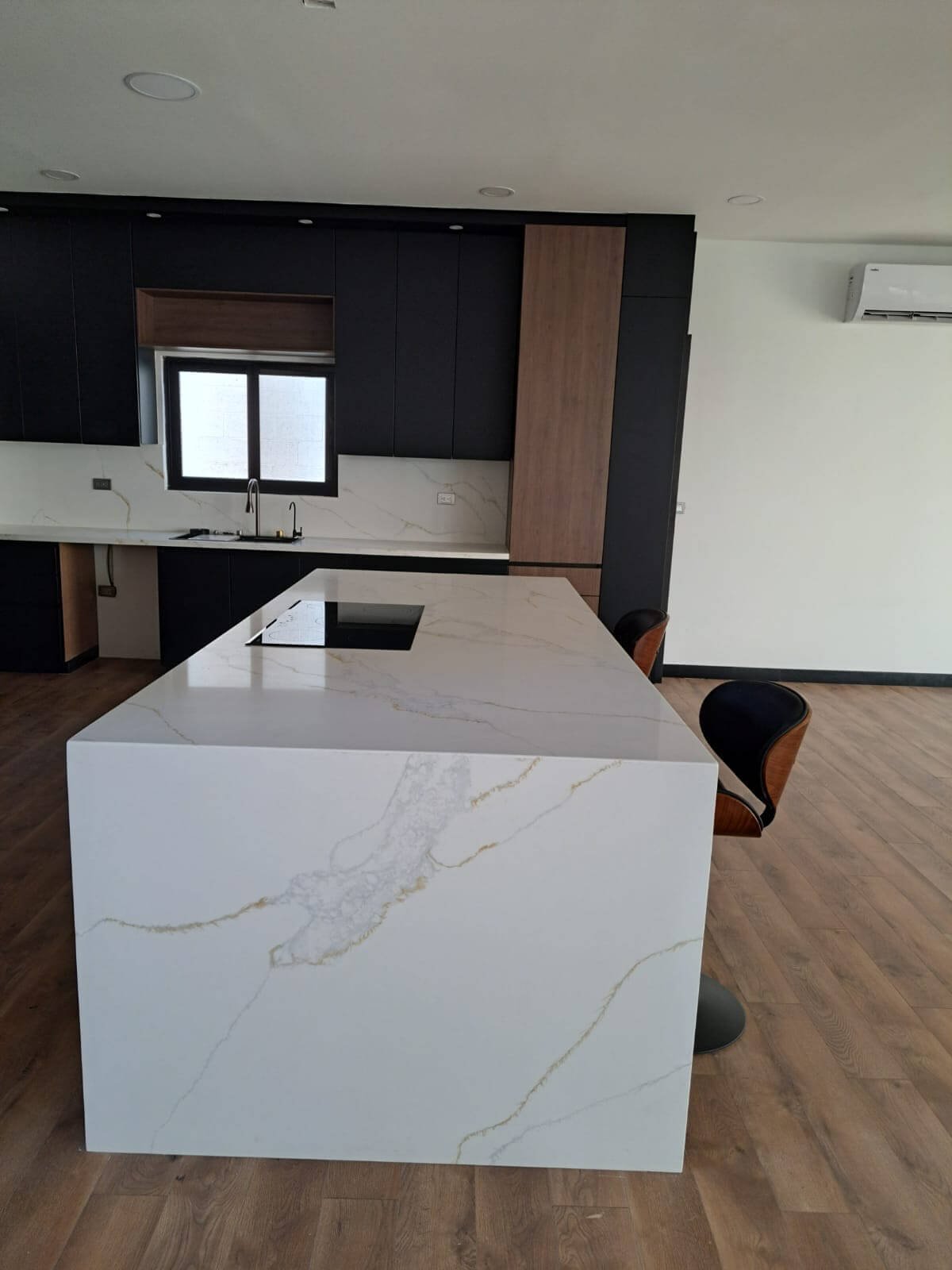 cuarzo-calacatta-gray-&-gold