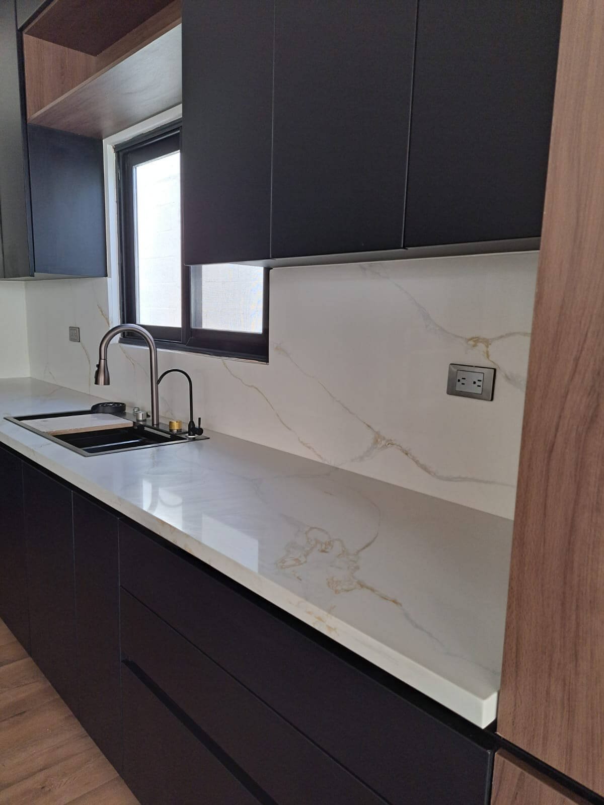 cuarzo-calacatta-gray-&-gold2