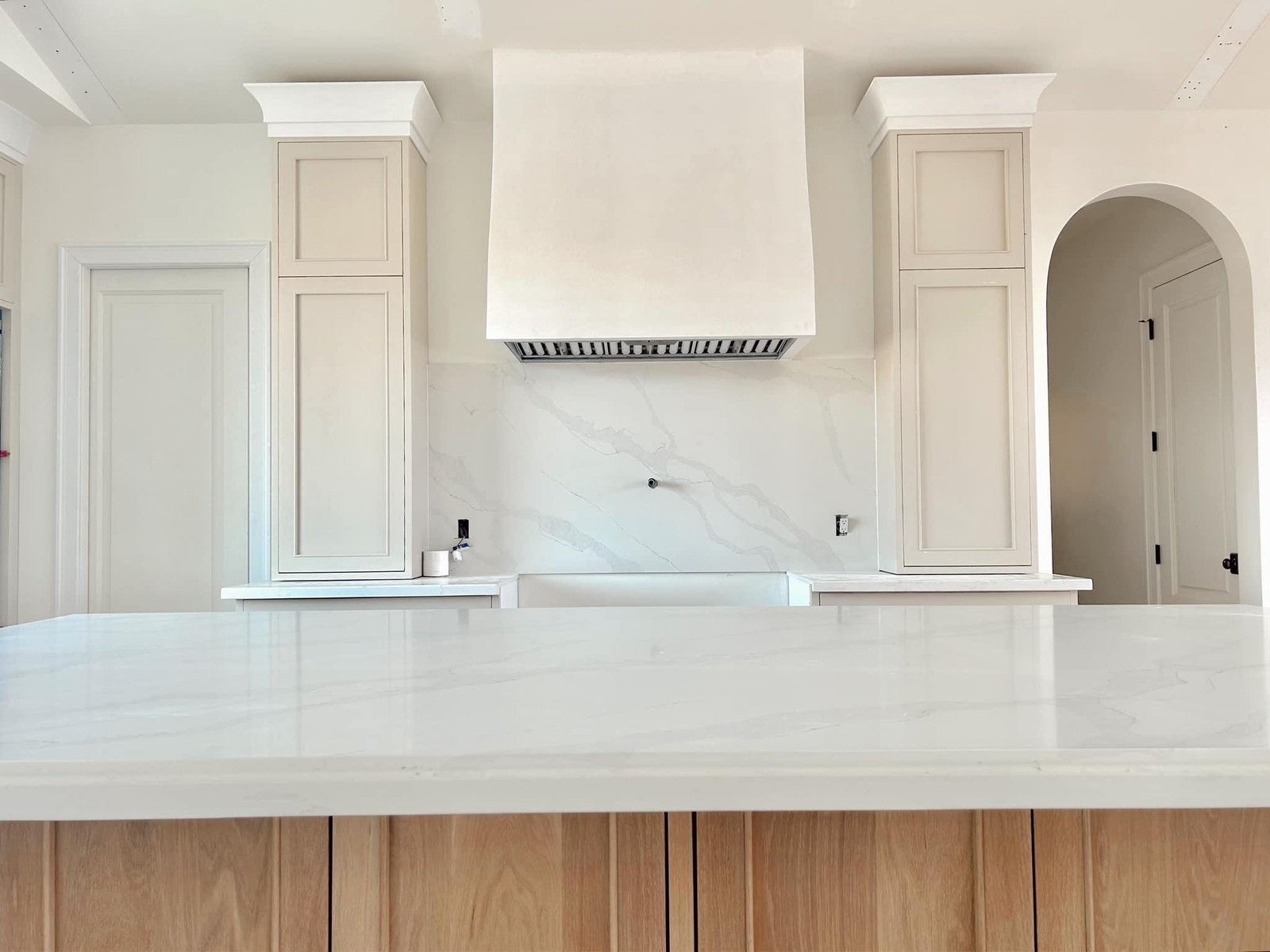 cuarzo-calacatta-sienna-gold